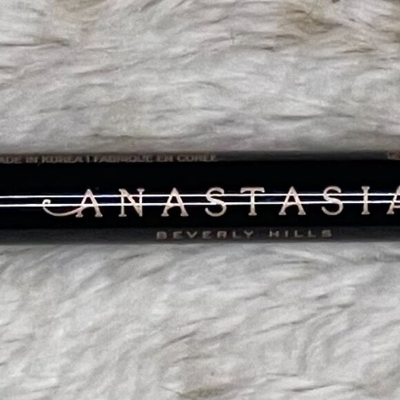 Anastasia Brow Definer triangular brow pencil in Medium Brown - New in Box - Picture 2 of 4